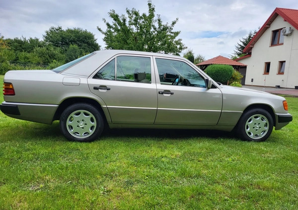 Mercedes-Benz W124 (1984-1993) cena 28000 przebieg: 424000, rok produkcji 1992 z Jastrowie małe 301